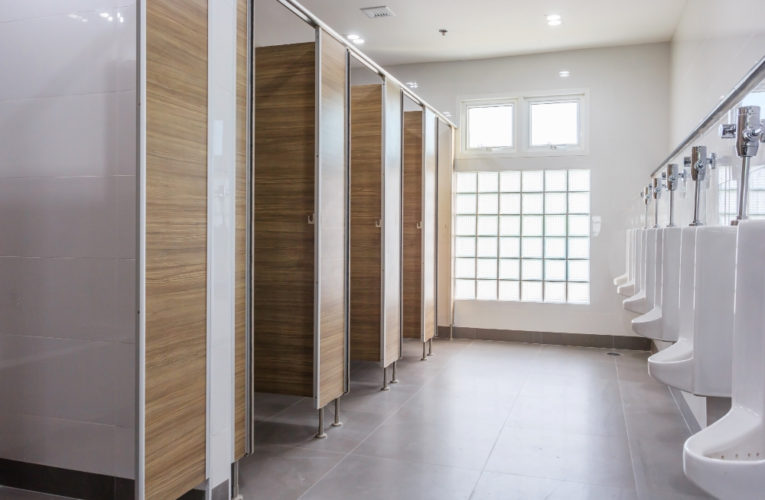 Cabinas fenólicas: La solución ideal para baños en entornos corporativos