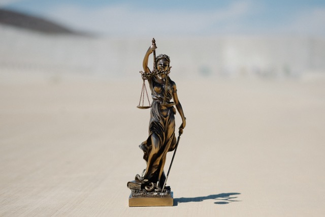 ¿Qué es y por qué es tan importante el derecho a un juicio justo en el Derecho Penal?